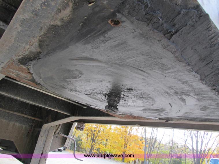 image for item I4123 1996 Wilson CFD-900 step deck trailer