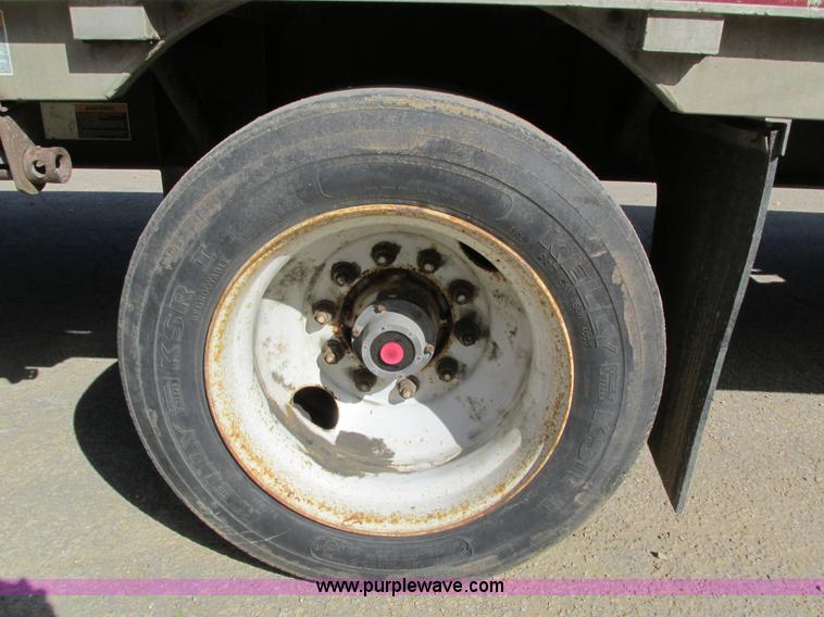 image for item I4123 1996 Wilson CFD-900 step deck trailer