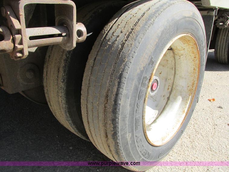 image for item I4123 1996 Wilson CFD-900 step deck trailer