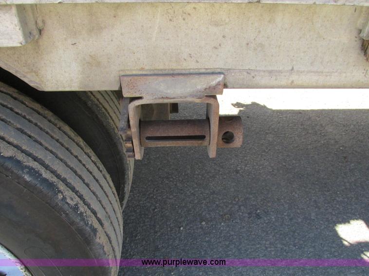 image for item I4123 1996 Wilson CFD-900 step deck trailer