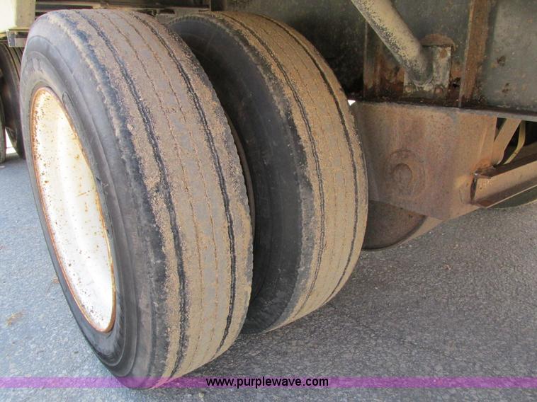 image for item I4123 1996 Wilson CFD-900 step deck trailer