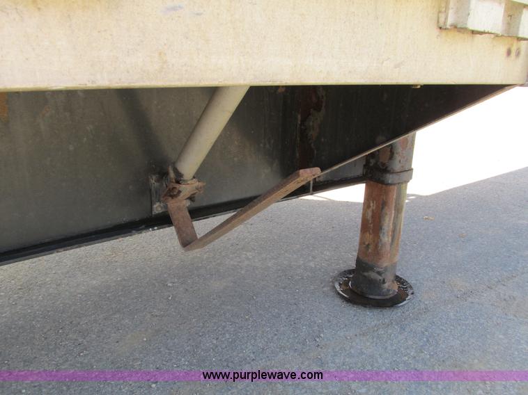 image for item I4123 1996 Wilson CFD-900 step deck trailer