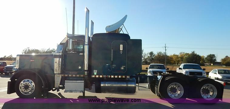 image for item I5293 1992 Peterbilt 379 semi truck