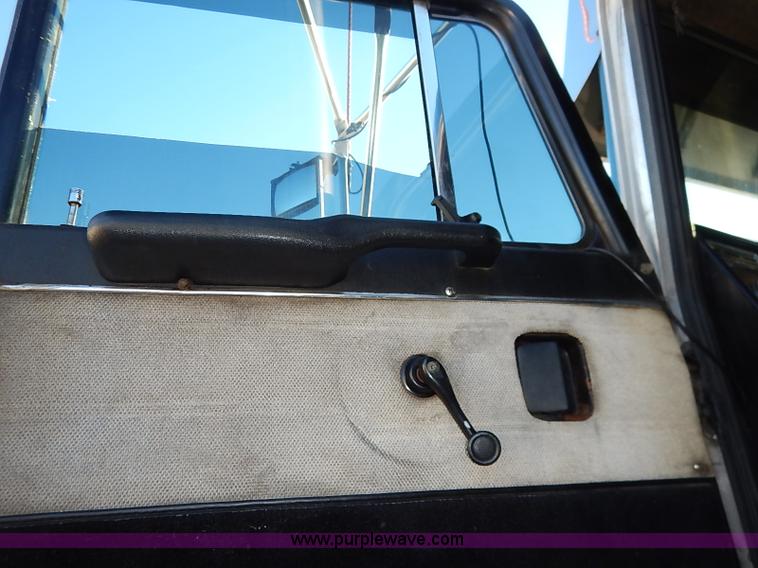 image for item I5293 1992 Peterbilt 379 semi truck