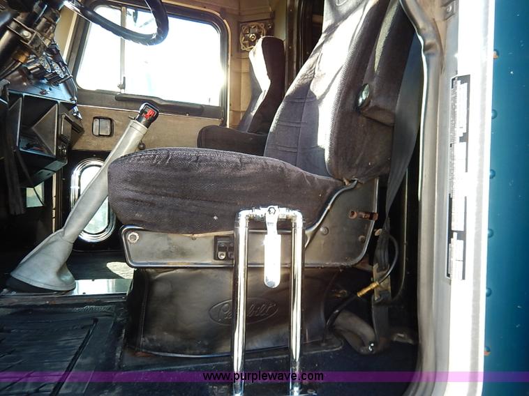 image for item I5293 1992 Peterbilt 379 semi truck