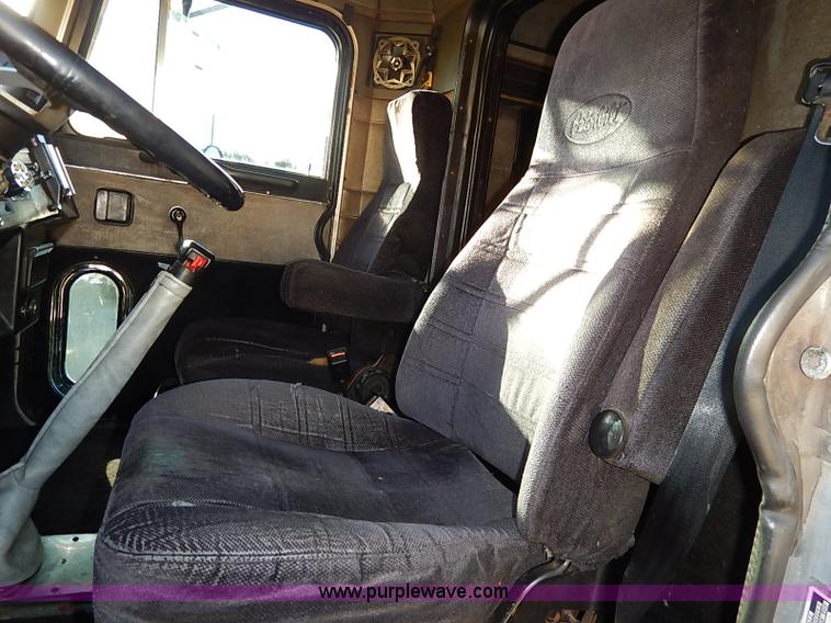 image for item I5293 1992 Peterbilt 379 semi truck