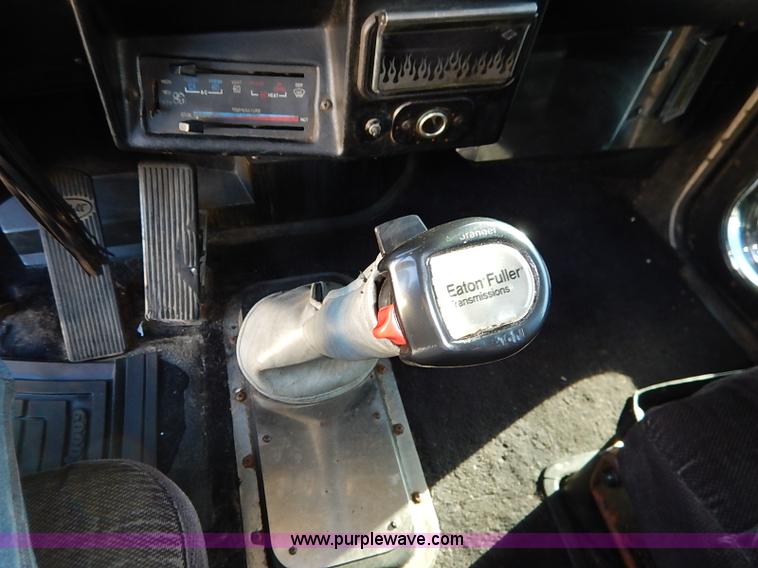 image for item I5293 1992 Peterbilt 379 semi truck