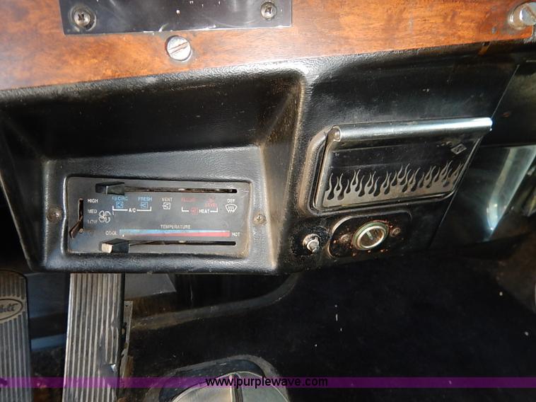 image for item I5293 1992 Peterbilt 379 semi truck