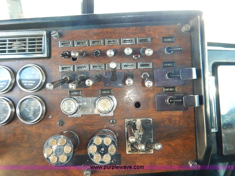 image for item I5293 1992 Peterbilt 379 semi truck