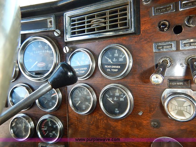 image for item I5293 1992 Peterbilt 379 semi truck