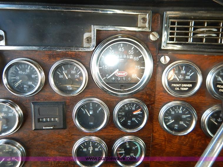 image for item I5293 1992 Peterbilt 379 semi truck