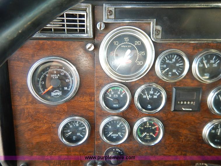 image for item I5293 1992 Peterbilt 379 semi truck