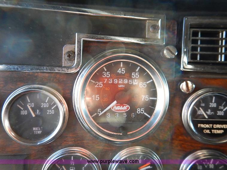 image for item I5293 1992 Peterbilt 379 semi truck