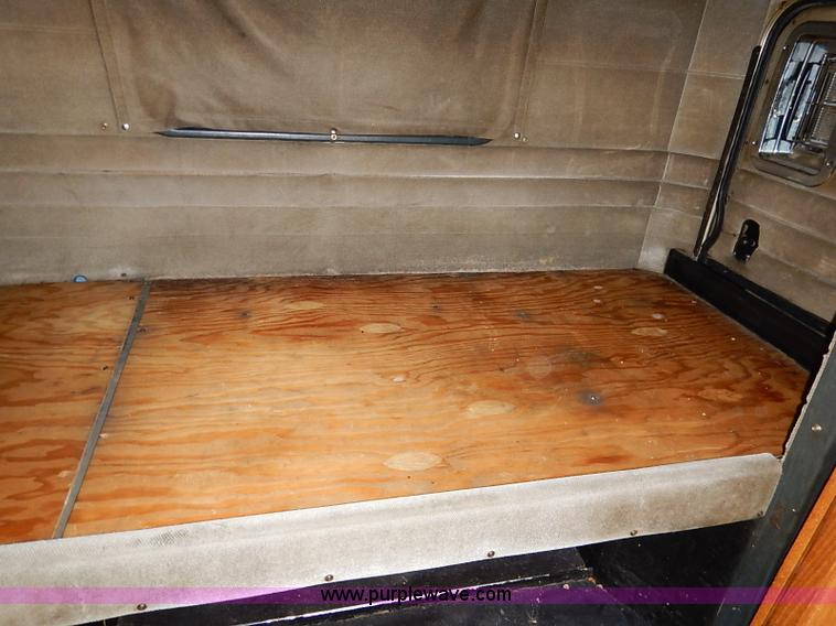 image for item I5293 1992 Peterbilt 379 semi truck