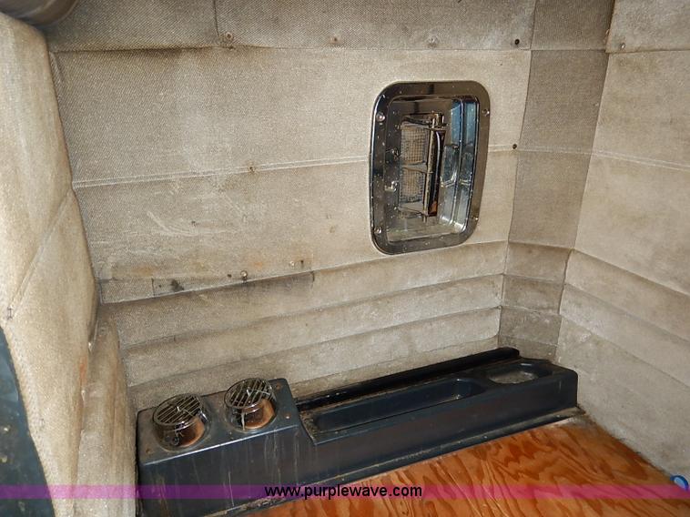 image for item I5293 1992 Peterbilt 379 semi truck