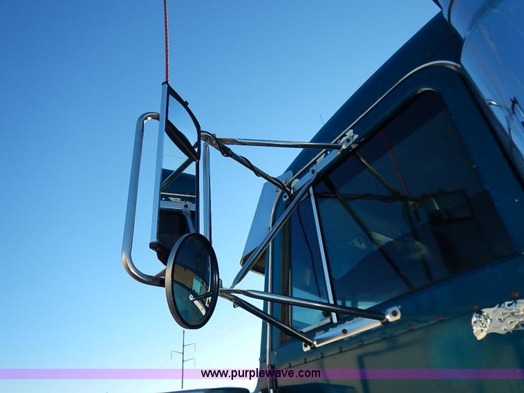 image for item I5293 1992 Peterbilt 379 semi truck