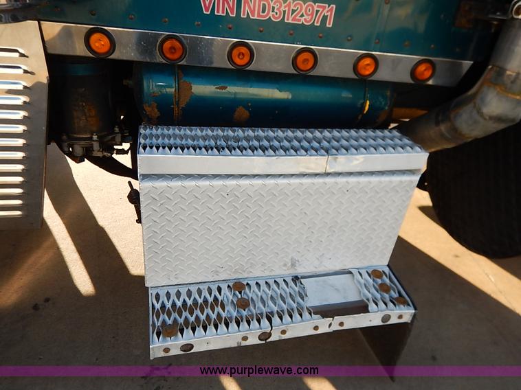 image for item I5293 1992 Peterbilt 379 semi truck