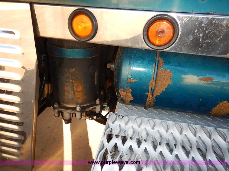 image for item I5293 1992 Peterbilt 379 semi truck