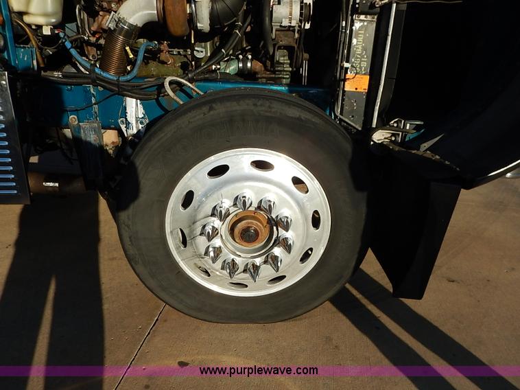 image for item I5293 1992 Peterbilt 379 semi truck