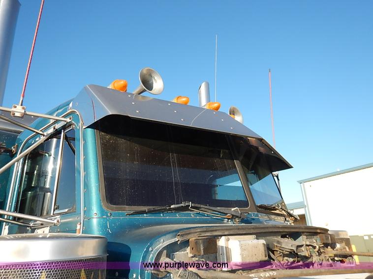 image for item I5293 1992 Peterbilt 379 semi truck