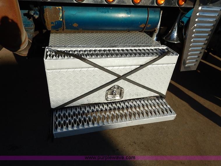 image for item I5293 1992 Peterbilt 379 semi truck