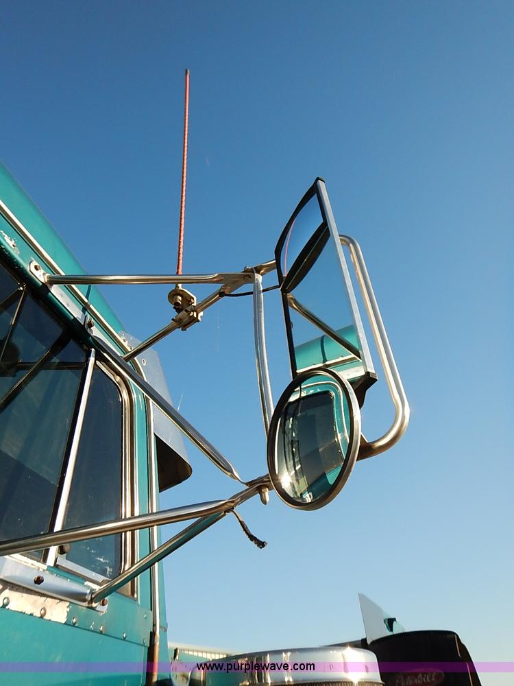 image for item I5293 1992 Peterbilt 379 semi truck