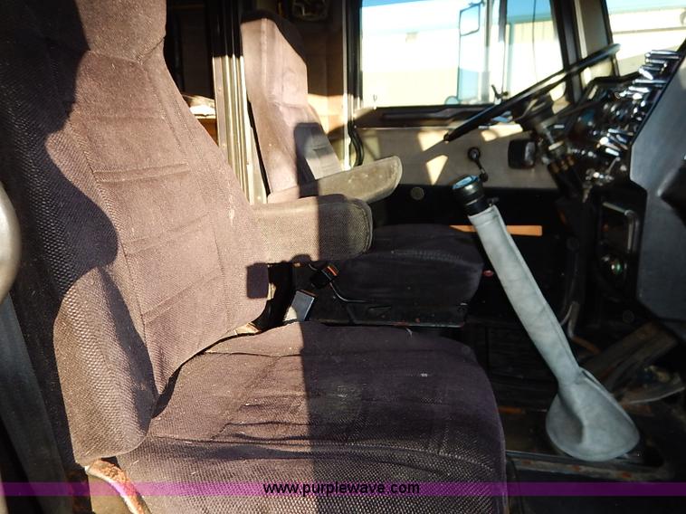 image for item I5293 1992 Peterbilt 379 semi truck