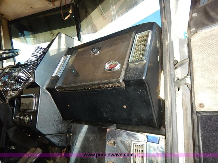 image for item I5293 1992 Peterbilt 379 semi truck