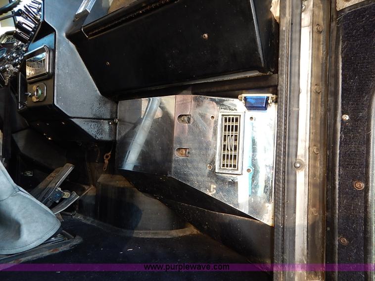 image for item I5293 1992 Peterbilt 379 semi truck