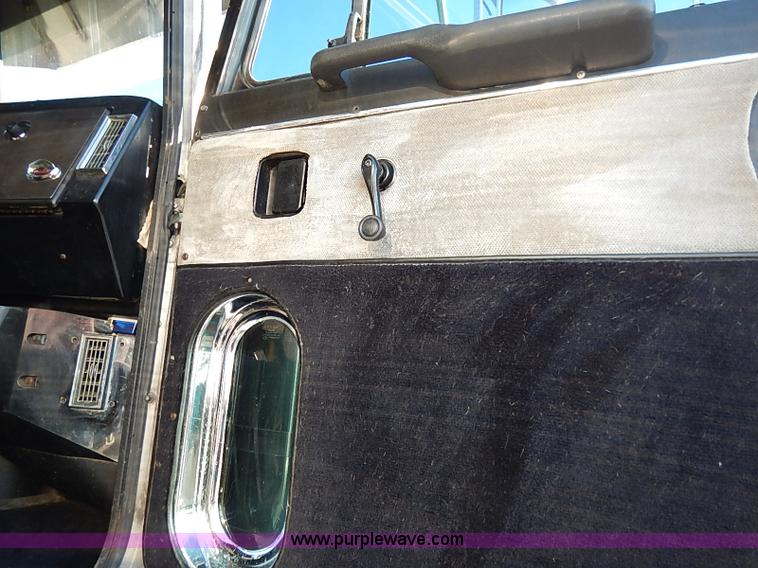 image for item I5293 1992 Peterbilt 379 semi truck