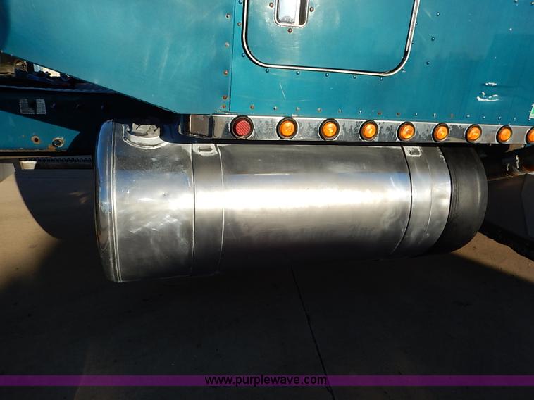 image for item I5293 1992 Peterbilt 379 semi truck