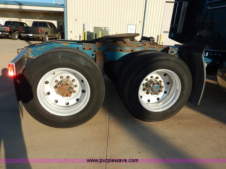 image for item I5293 1992 Peterbilt 379 semi truck