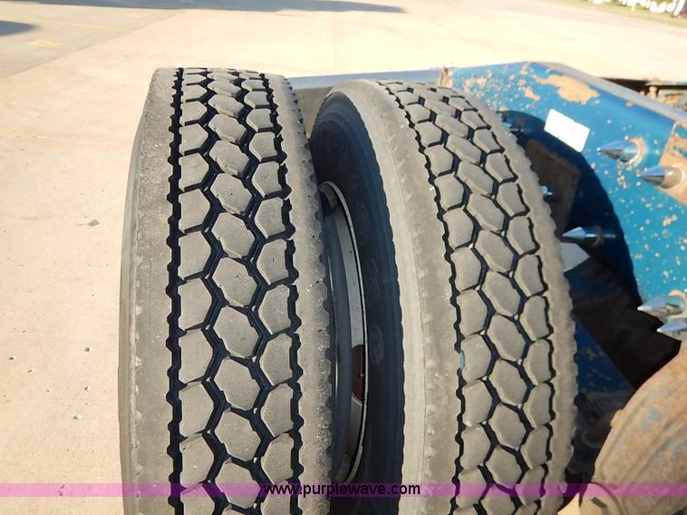 image for item I5293 1992 Peterbilt 379 semi truck