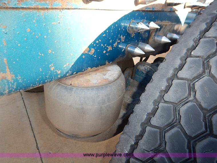 image for item I5293 1992 Peterbilt 379 semi truck