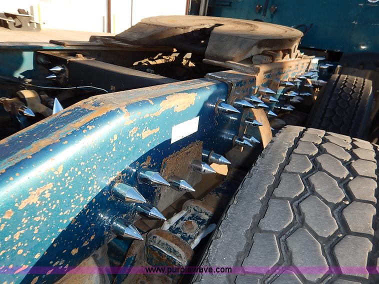 image for item I5293 1992 Peterbilt 379 semi truck