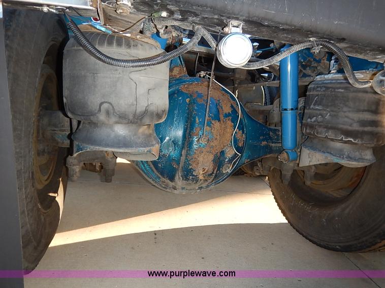 image for item I5293 1992 Peterbilt 379 semi truck