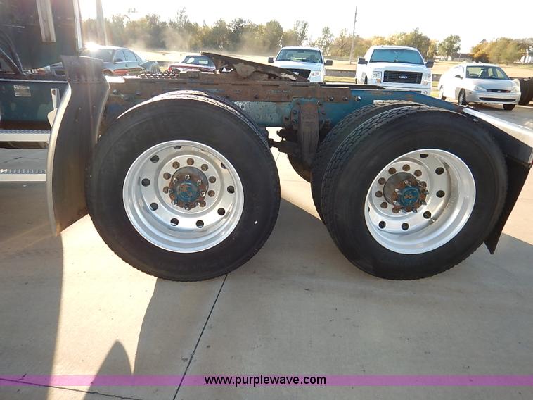 image for item I5293 1992 Peterbilt 379 semi truck