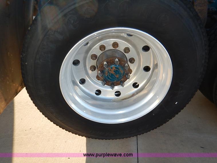 image for item I5293 1992 Peterbilt 379 semi truck