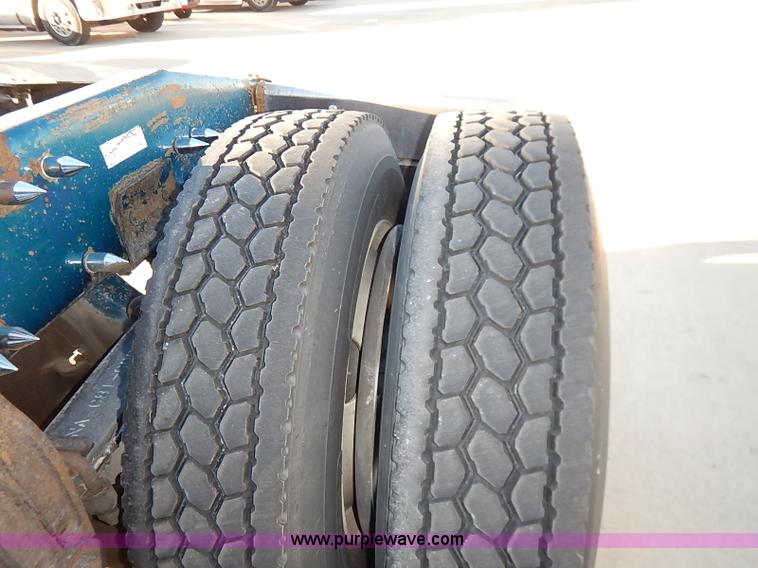 image for item I5293 1992 Peterbilt 379 semi truck