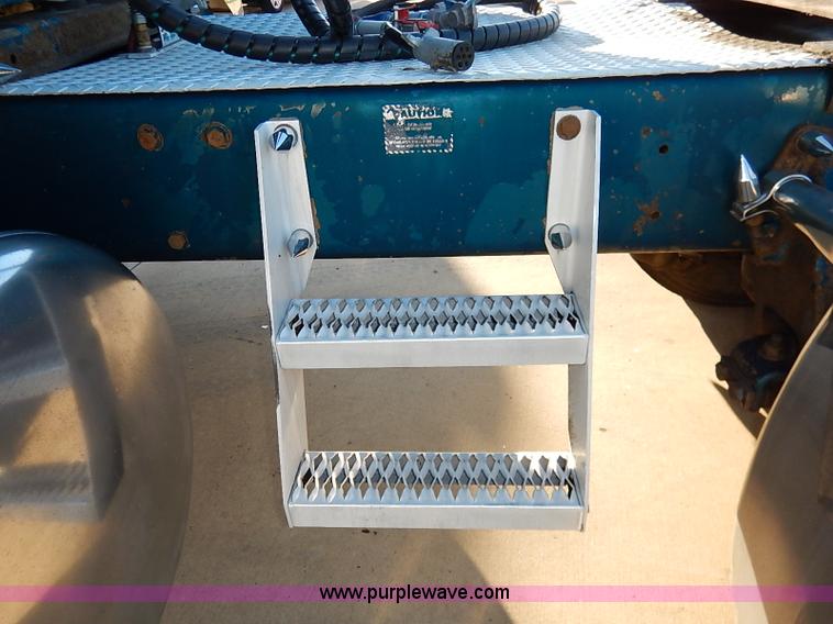 image for item I5293 1992 Peterbilt 379 semi truck