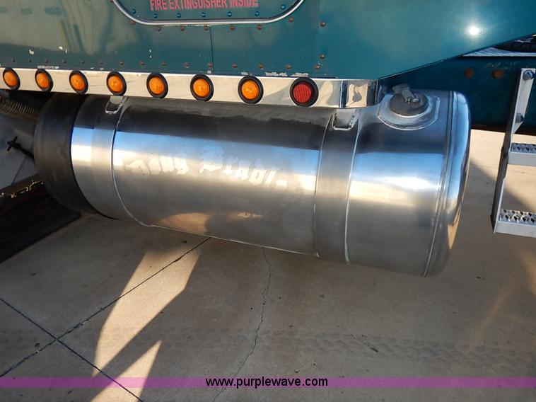 image for item I5293 1992 Peterbilt 379 semi truck