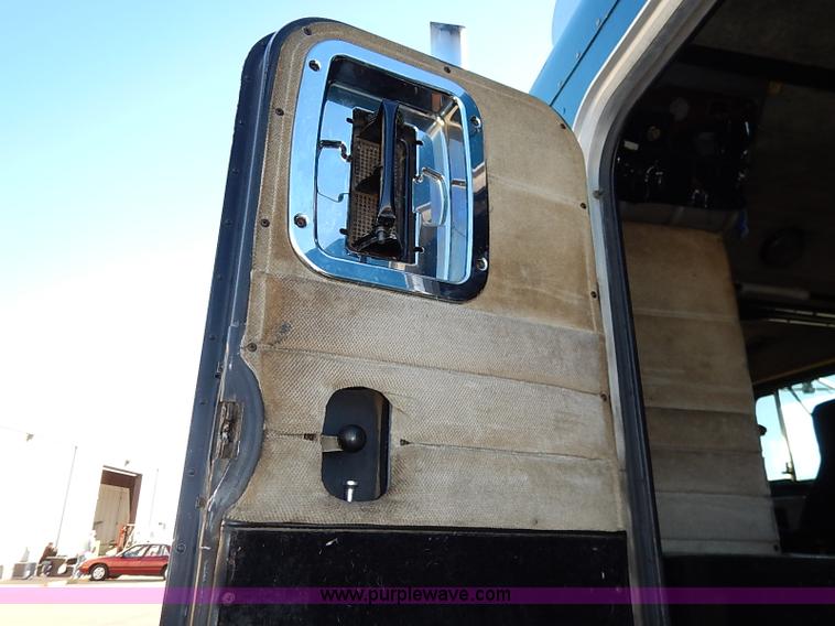 image for item I5293 1992 Peterbilt 379 semi truck