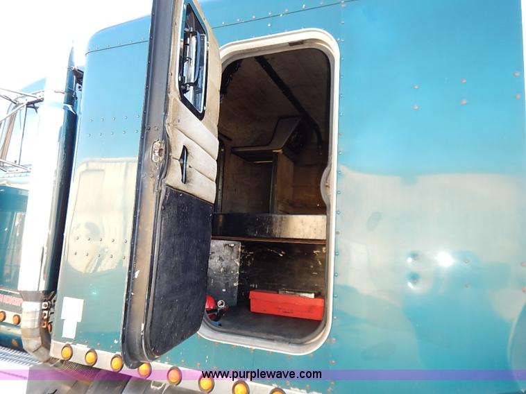 image for item I5293 1992 Peterbilt 379 semi truck