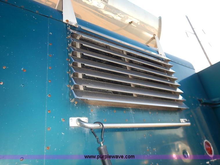 image for item I5293 1992 Peterbilt 379 semi truck