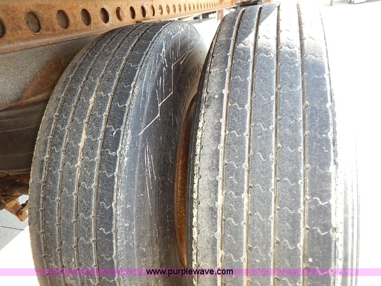 image for item I5352 2000 Wabash dry van trailer