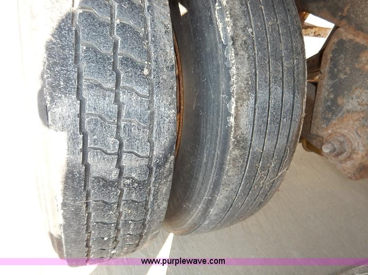 image for item I5352 2000 Wabash dry van trailer