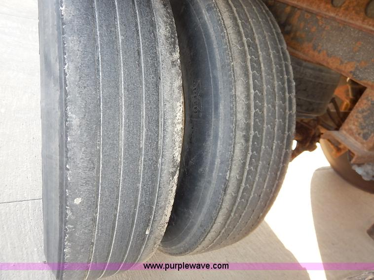 image for item I5352 2000 Wabash dry van trailer