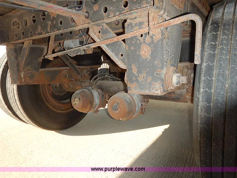 image for item I5352 2000 Wabash dry van trailer