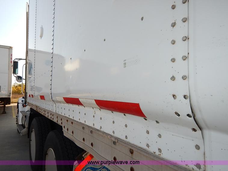 image for item I5352 2000 Wabash dry van trailer
