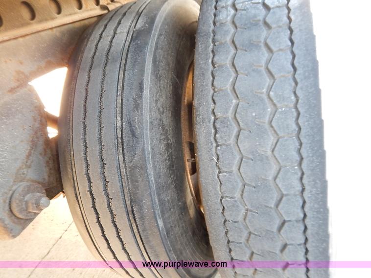 image for item I5353 1999 Wabash dry van trailer